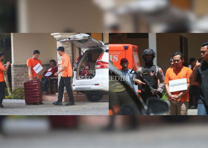 Polisi menggelandang Rochmad Tri Hartanto alias Antok, 32, tersangka pembunuhan Uswatun Khasanah dalam rekonstruksi di Hotel Adisurya, Kota Kediri kemarin.