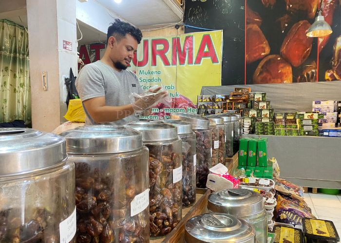 PERMINTAAN TINGGI: Penjual kurma sedang menyiapkan kurma untuk pelanggannya.