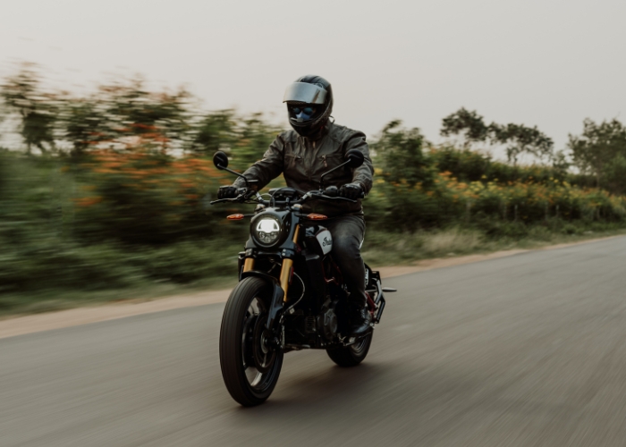 Helm full face yang bisa memberikan perlindungan maksimal.