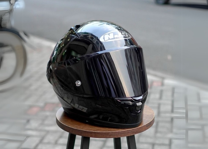 Helm full face yang memiliki harga beragam.