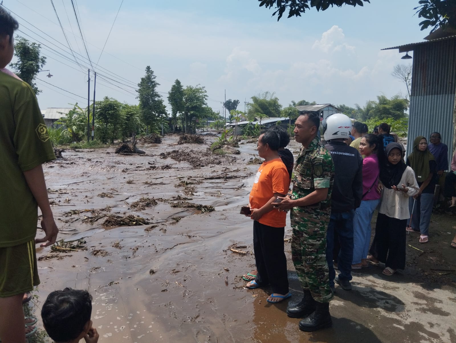 Banjir bandang menerjang Desa Pranggang Plosoklaten Kediri Jumat siang (28/2).