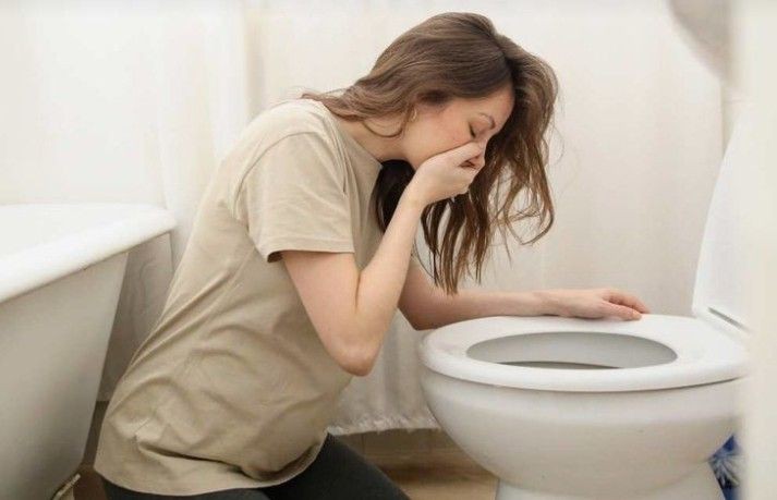 Ilustrasi orang muntah saat puasa.