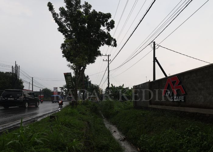 BOLEH BEROPERASI: Salah satu tempat karaoke di Desa Maron, Kecamatan Banyakan berada di tepi jalan raya. Selama Ramadan Pemkab Kediri hanya beri waktu hanya tiga jam.