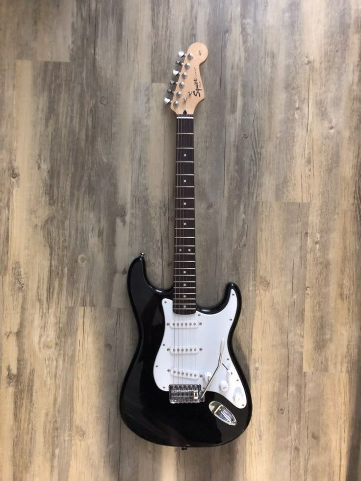 Gitar yang biasa dipakai seorang gitaris.