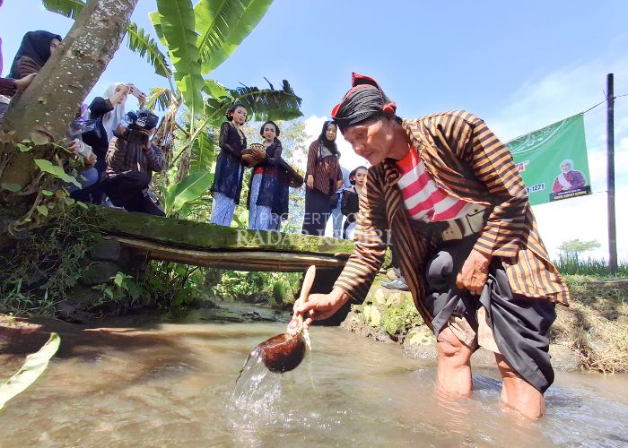 Sesepuh Desa Panjer mengambil air di sumber Adipati Panjer yang dalam puncak peringatan HUT Kabupaten Kediri nanti akan digunakan untuk penyucian.