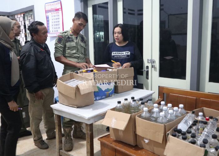 Petugas Satpol PP Kota Kediri mengidentifikasi berbagai jenis miras tak berizin yang berhasil diamankan dalam Razia Rabu (26/2) malam lalu.