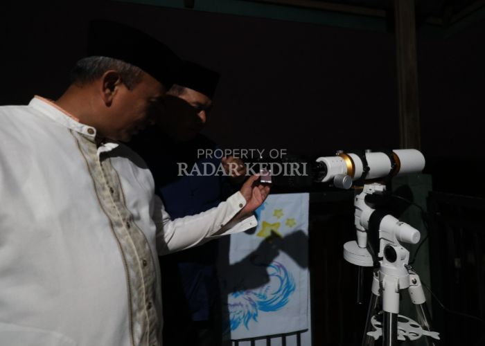 Kepala Kantor Kementerian Agama (Kakan Kemenag) Kabupaten Kediri Achmad Faiz memantau hilal di MAN 3 Kediri.