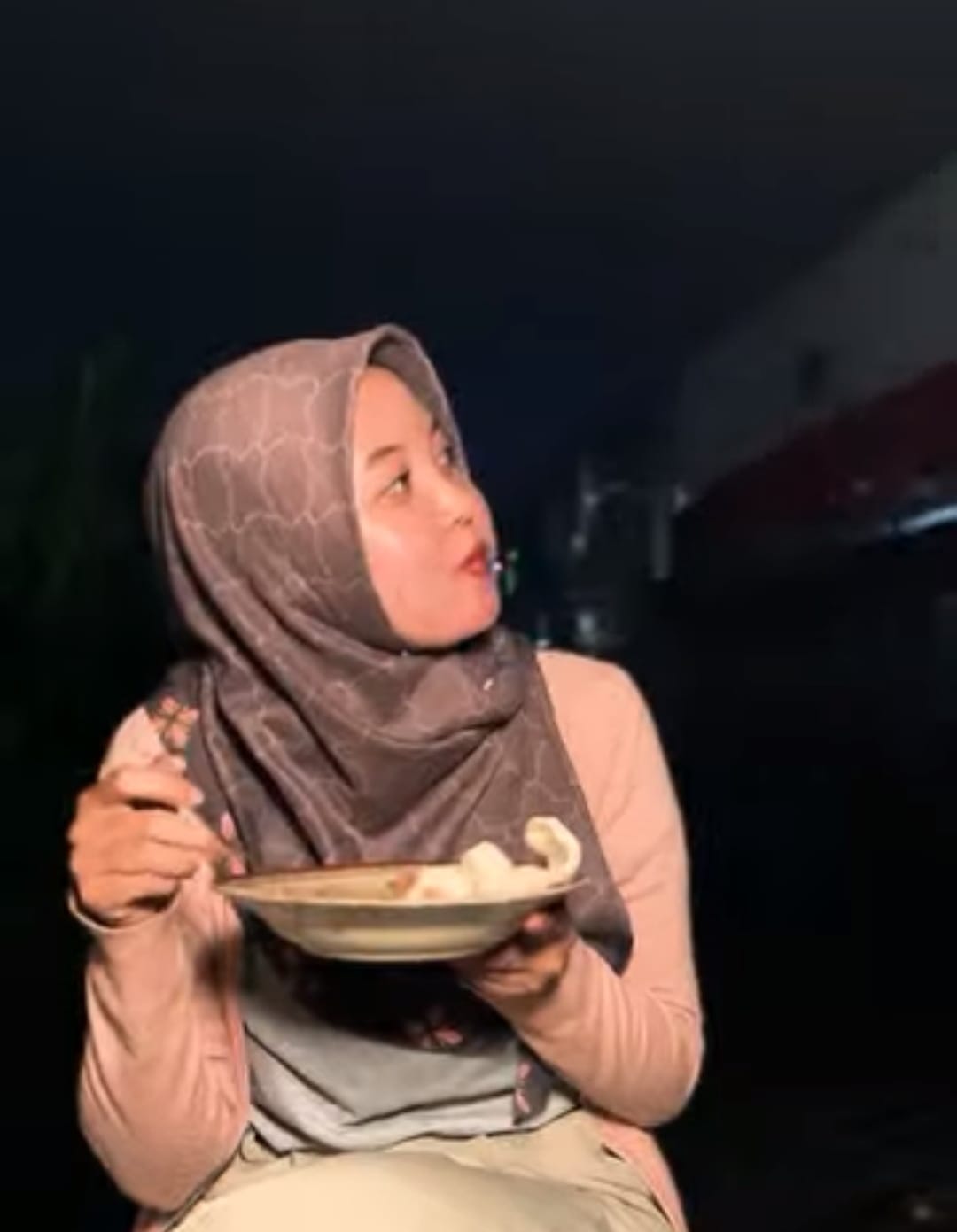 Makan tahu lontong sambil melihat kereta api lewat.
