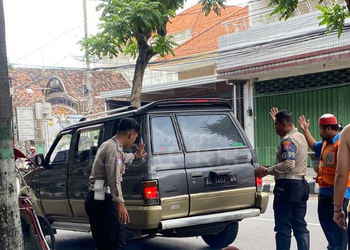 MENGANTUK: Mobil Isuzu Panther setelah menabrak becak di Jalan Panglima Soedirman, Kelurahan Kampungdalem, Kota Kediri.