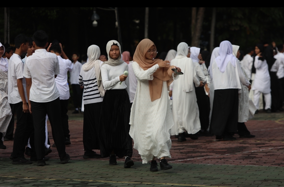 Siswa SMPN 1 Kota Kediri seusai mengikuti apel Ramadhan.
