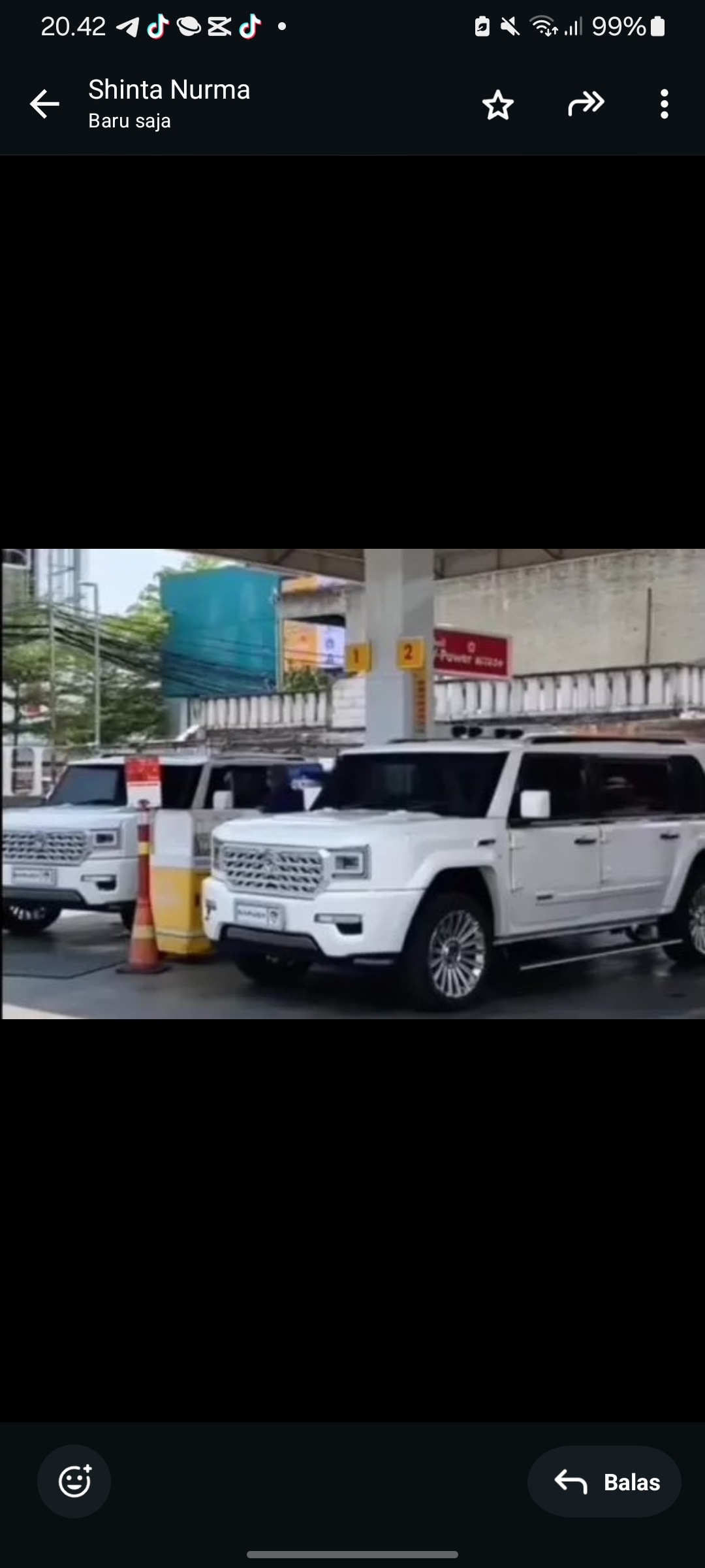 Tampilan mobil Maung milik Ptabowo tengah isi BBM di Shell