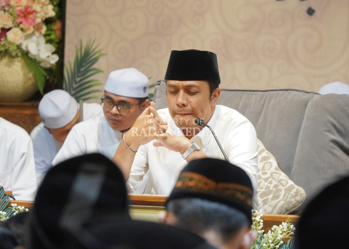 Gus Abdurrohman Al-Kautsar berceramah di depan para jemaahnya dalam pengajian rutin setiap Rabu malam.