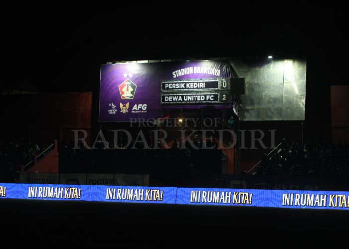 GELAP:  Papan skor Persik  Kediri vs Dewa United di Stadion Brawijaya saat lampu padam.