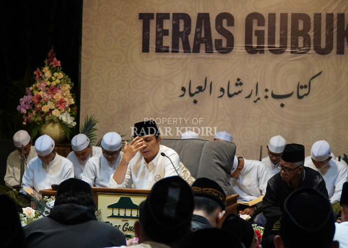 Pengasuh Ponpes Al Falah Ploso Gus Kautsar saat mengaji di Teras Gubuk.