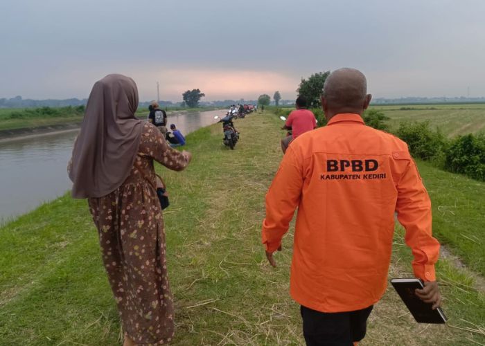 GEMPAR: Anggota BPBD mencari orang hanyut di Sungai Kedung, Plemahan.