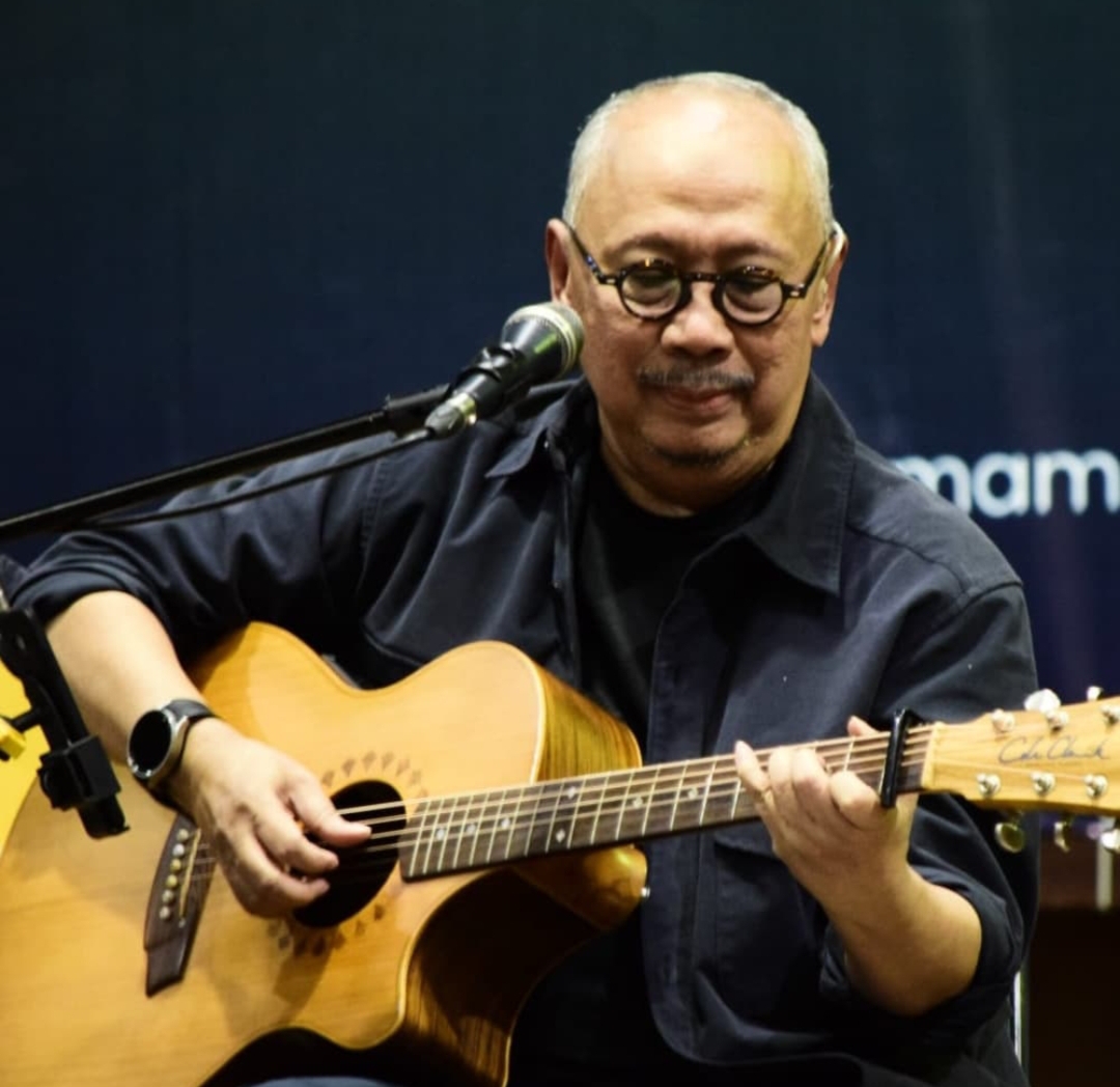 Penyanyi balada Ebiet G Ade.