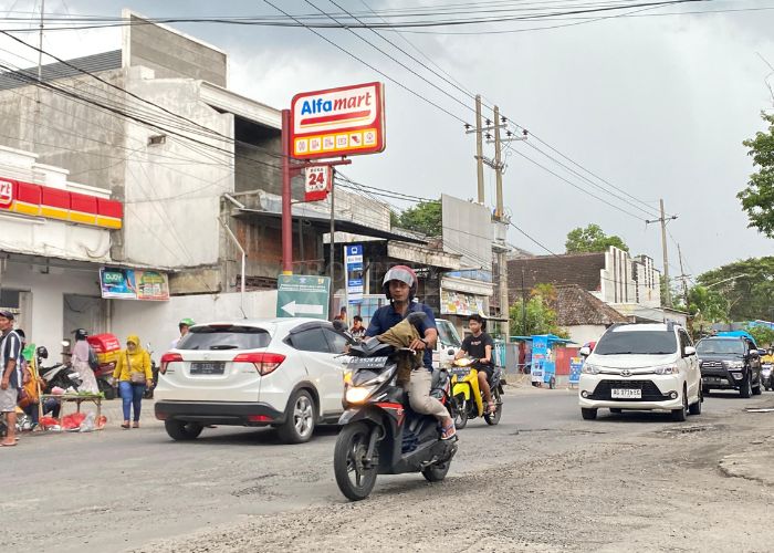 RUSAK LAGI: Jalan Brigjen Pol IBH Pranoto ramai dilalui kendaraan.