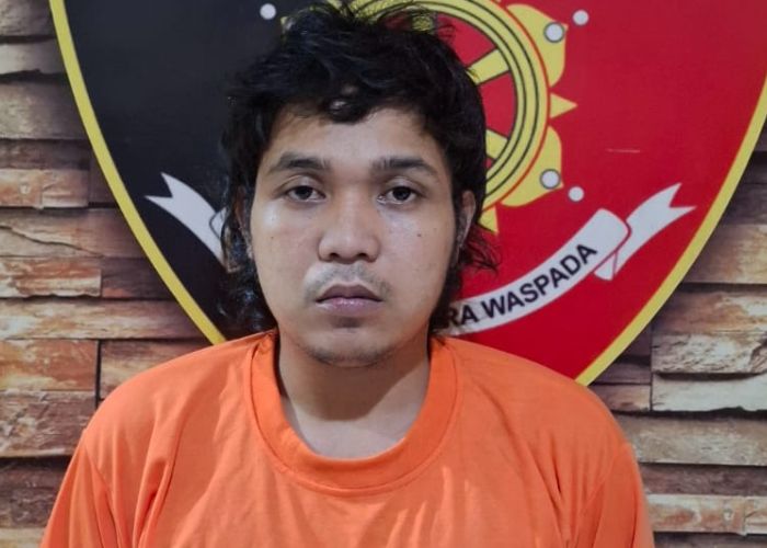 TEGA: Sandy saat diambil fotonya di Polsek Kras.