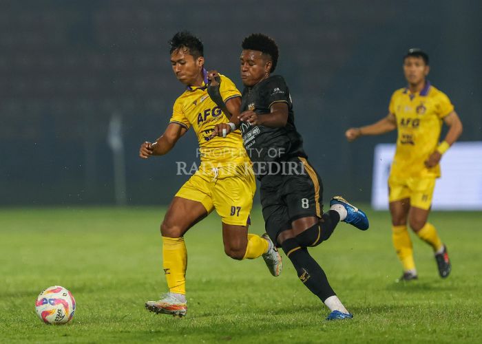Striker Persik Kediri M. Khanafi berduel dengan pemain Dewa United.