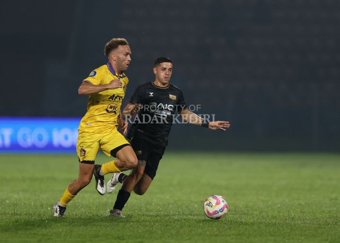 Playmaker Persik Kediri Ze Valente melawan pemain Dewa United.