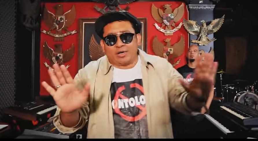 Menteri Kebudaan Fadli Zon dalam video klip lagu Sontoloyo.