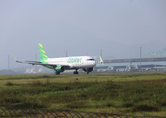 Pesawat dari maskapai Citilink hendak mendarat di Bandara Dhoho. Rencana penerbangan umrah dari bandara ini tertunda karena maintenance maskapai.