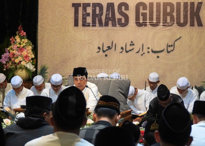 Pengajian Teras Gubuk Gus Kautsar banyak dihadiri oleh jemaah. Tak hanya santri maupun alumni Ponpes Al Falah, Mojo saja.