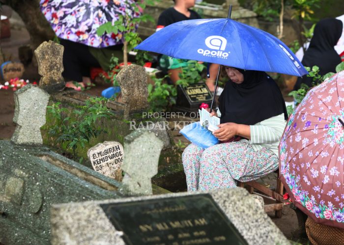 Warga berdoa saat nyekar di makam Karangsono, Kelurahan Bandarkidul, Mojoroto jelang Ramadan. Di rumah, mereka biasa menggelar tradisi megengan.
