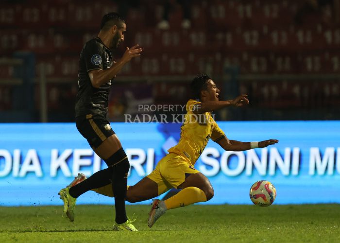 Striker Persik Kediri M. Khanafi berjibaku saat melawan Dewa United FC di Stadion Brawijaya Kota Kediri.