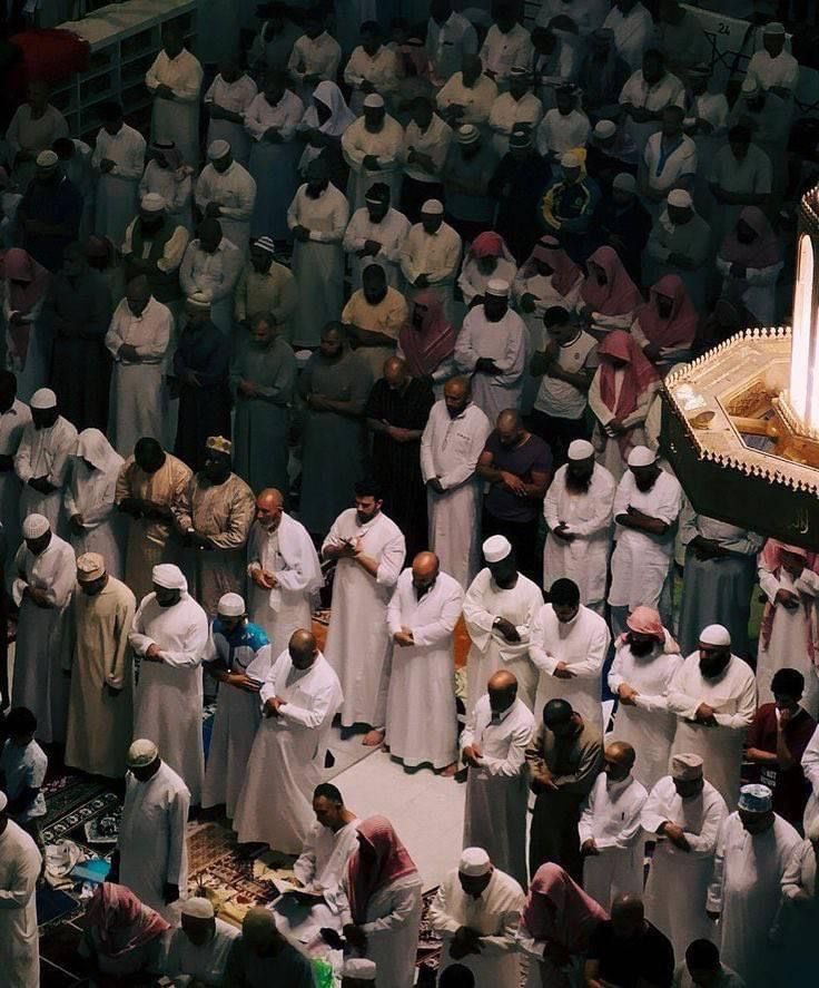 Ilustrasi salat tarawih yang dilaksanakan secara berjamaah di masjid
