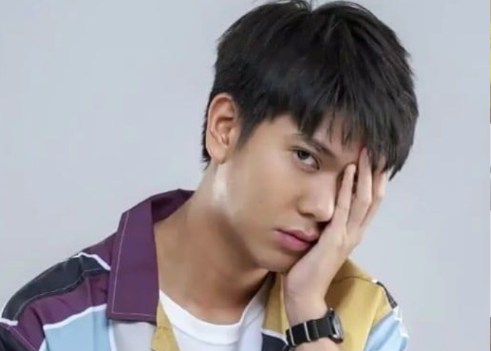 Iqbaal Ramadhan menjadi salah satu aktor yang terkenal memiliki paras tampan.