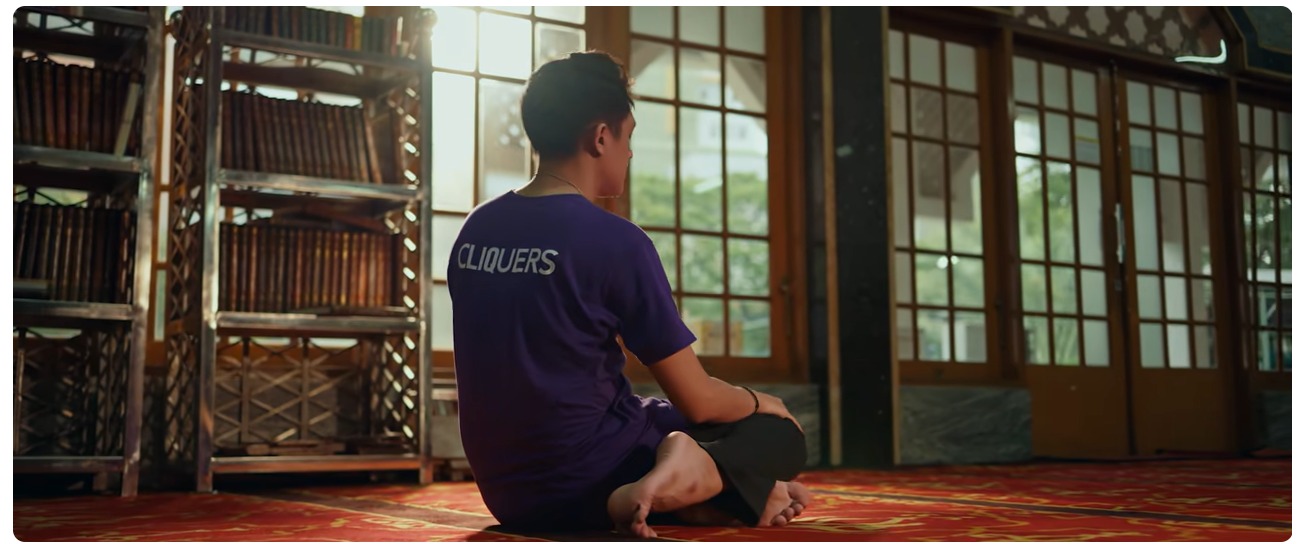 TANGKAPAN LAYAR DARI OFFICIAL MUSIK VIDEO GROUP BAND UNGU DARI LAGU BULAN BAIK