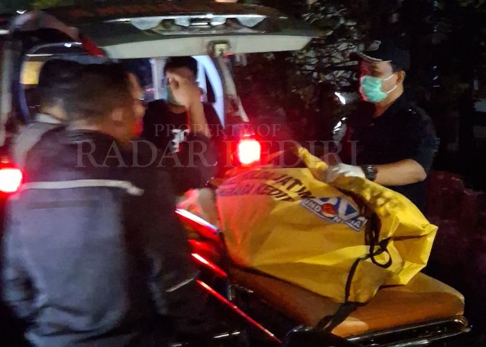 IDENTITAS BELUM TERUNGKAP: Jasad korban laka kereta api dimasukkan ke dalam ambulans.