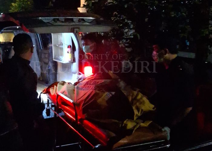 LAKA KA: Kantong jenazah dimasukkan ke dalam mobil ambulans.