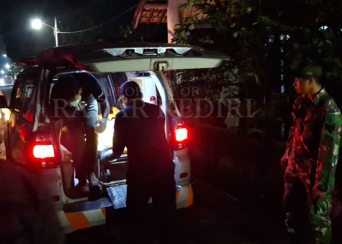 DIBAWA KE RS BAYANGKARA: Jenazah korban kecelakaan kereta api saat dimasukkan ke dalam mobil ambulans.