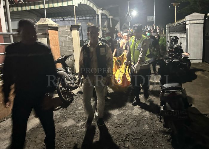 EVAKUASI: Petugas dan warga membawa jasad korban laka KA yang terjadi di Desa Branggahan, Kecamatan Ngadiluwih.