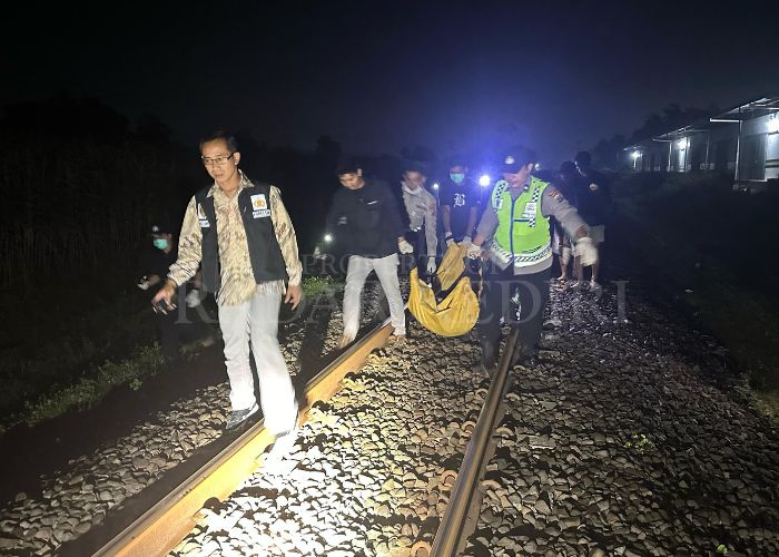KORBAN LAKA KA: Petugas membawa jasad Hendri yang meninggal dunia di tempat kejadian perkara.