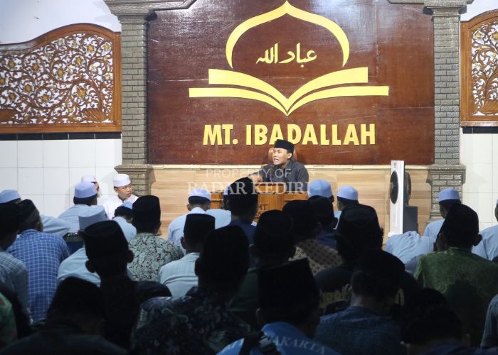 Gus Mohammad Elham Yahya Luqman berceramah di depan jemaahnya di musala Ponpes Al Ikhlas 2 Desa Kaliboto, Tarokan.