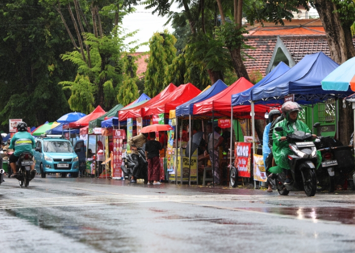 Bundaran Sekartaji jadi rekomendasi mencari takjil di Kediri.