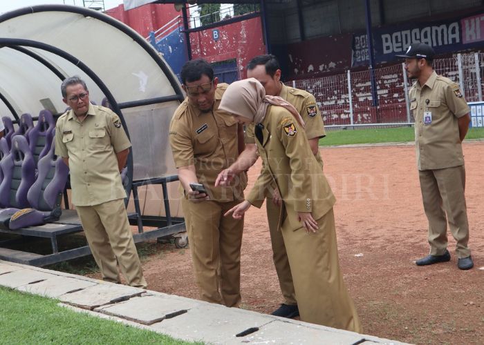 INSPEKSI: Wali Kota Kediri meninjau kondisi Stadion Brawijaya Kediri.