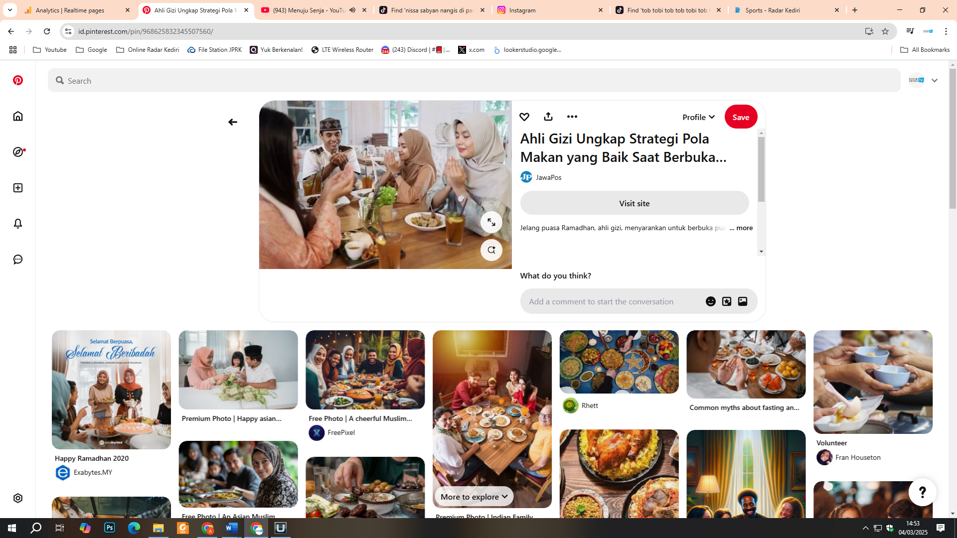 Satu keluarga sedang berbuka puasa