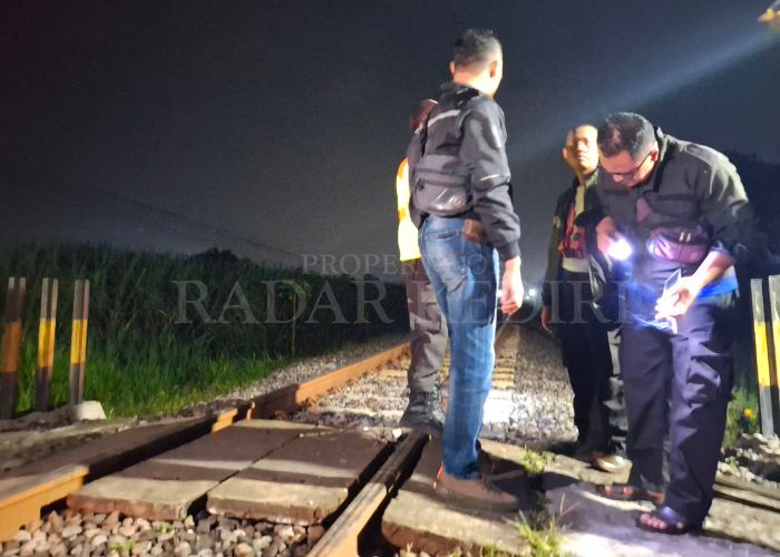 TKP: Petugas saat berada di perlintasan tanpa palang pintu di Desa Branggahan, Kecamatan Ngadiluwih.