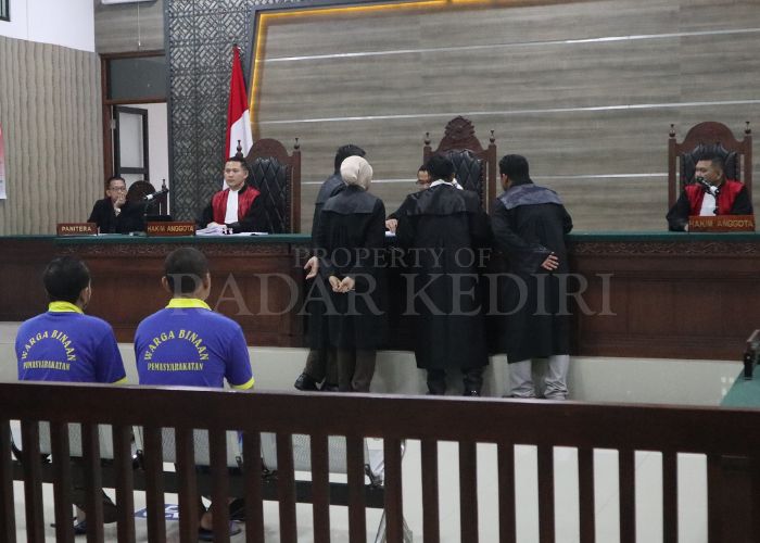 PUTUSAN SELA: Dua terdakwa duduk di kursi pemeriksaan di Pengadilan Negeri Kabupaten Kediri.
