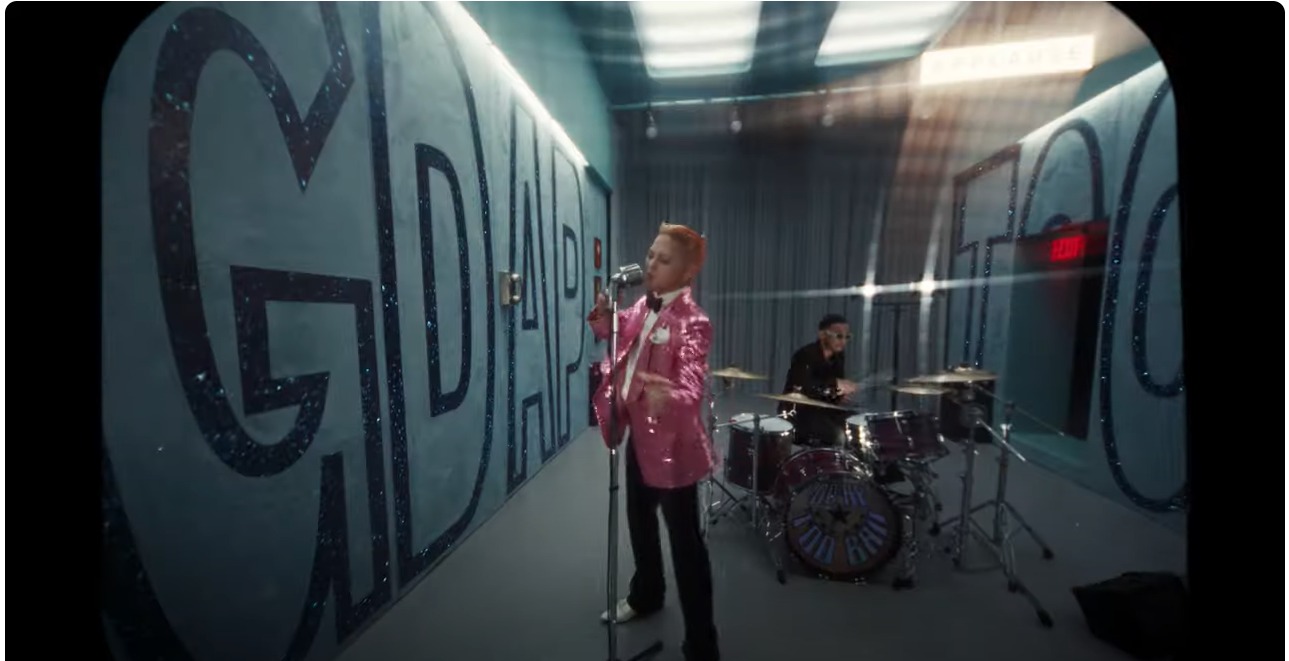 G-Dragon kolaborasi dengan Anderson .Paak dalam Too Bad (Youtube Official G-Dragon)