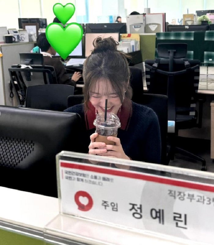 Foto Yerin GFriend di meja kerjanya