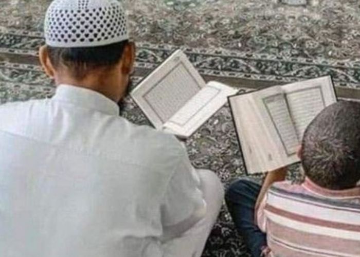 Ilustrasi seseorang membaca Alquran