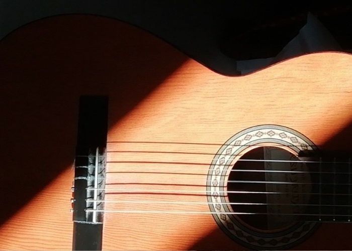 Senar gitar bisa berkarat jika tak dirawat dengan baik.