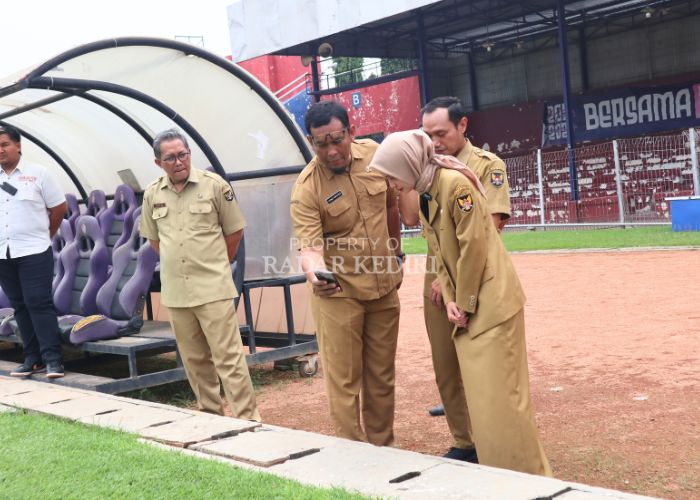 Wali Kota Kediri Vinanda Prameswati (kanan) mengecek kondisi drainase Stadion Brawijaya sembari melihat video genangan yang ditunjukkan oleh Plt Kepala Dinas PUPR Yono Heriyadi dan sejumlah pejabat
