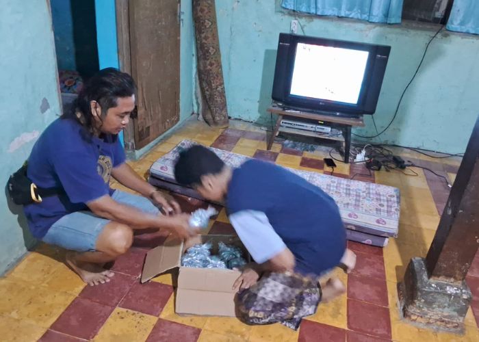 DIAMANKAN: Polisi saat mengamankan barang bukti.