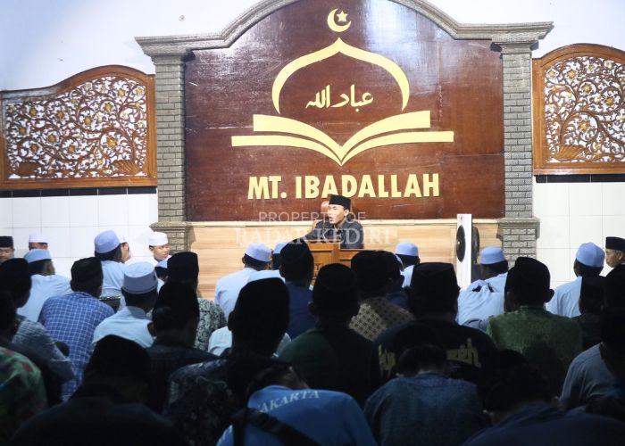 Ratusan jemaah menyimak tausiyah di kompleks Pondok Al Ikhlas 2, Desa Kaliboto, Kecamatan Tarokan (27/2).